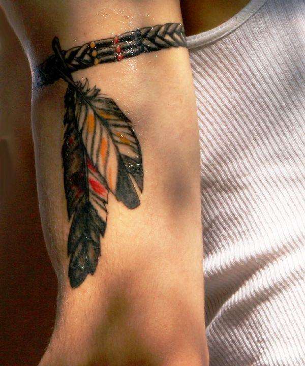 Tatuaje de dos plumas indígenas