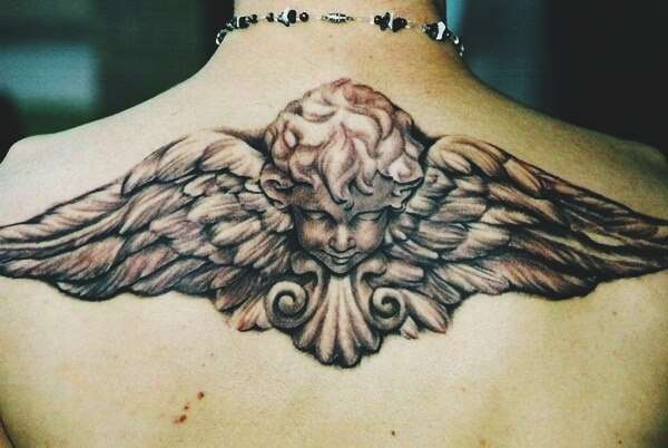 Tatuaje de ángel en la espalda