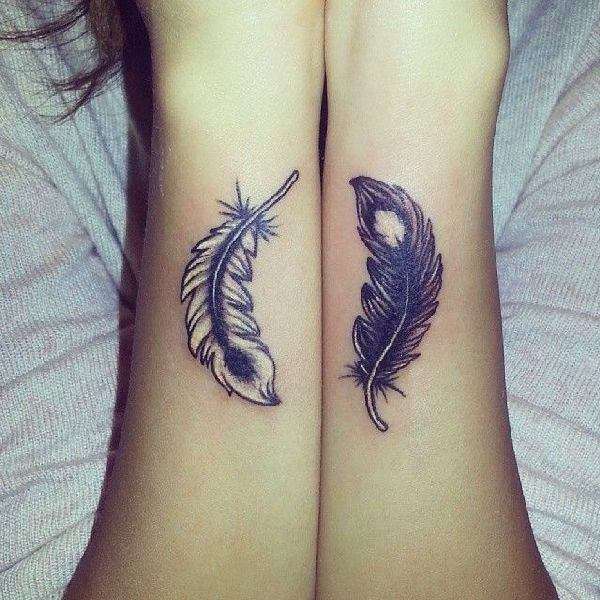 Tatuaje de plumas complementarias