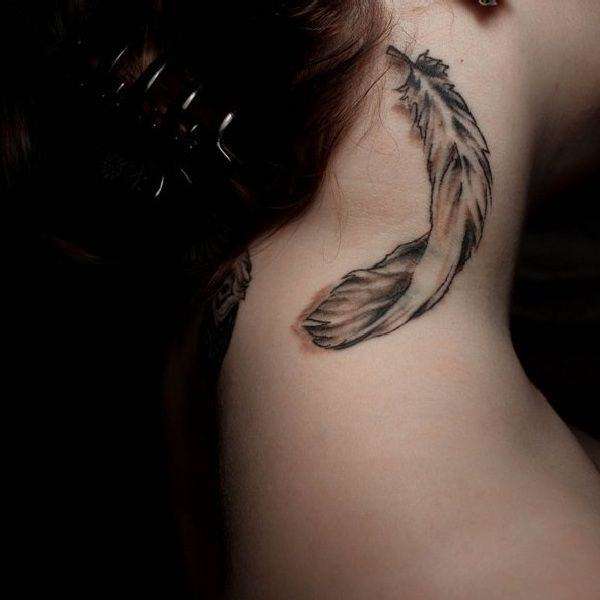 Tatuaje de pluma en el cuello