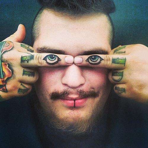 Funny tattoos: eyes on the fingers