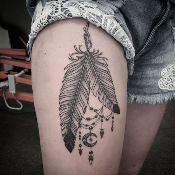 Tatuaje de plumas en el muslo