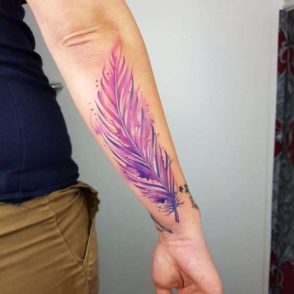 Tatuaje de pluma violeta