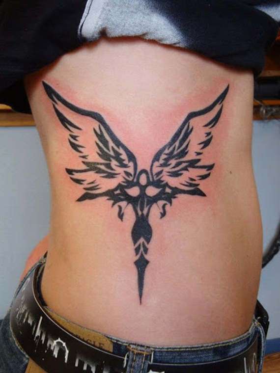 Tatuaje de ángel tribal