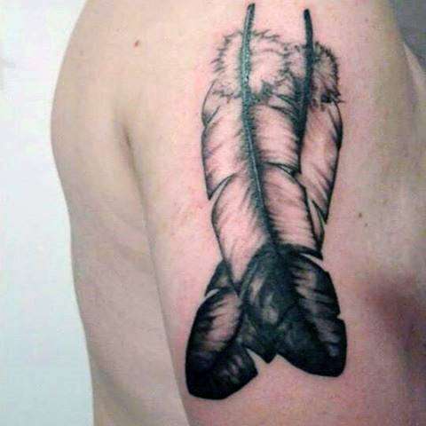 Tatuaje de dos plumas de águila