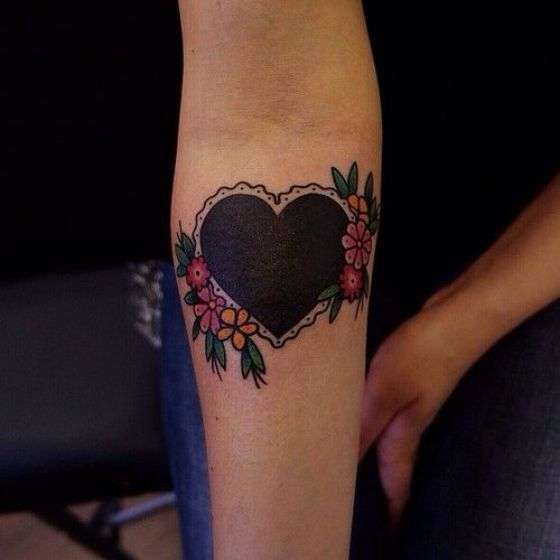 Tatuaje de corazón negro
