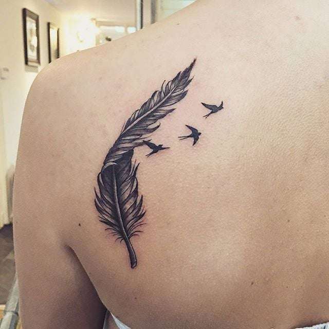 Tatuaje de pluma y aves volando