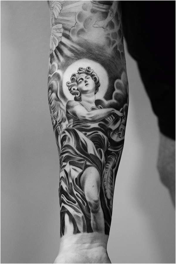 Tatuaje de ángel en el antebrazo