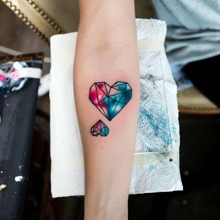 Tatuaje de corazones geométricos en colores