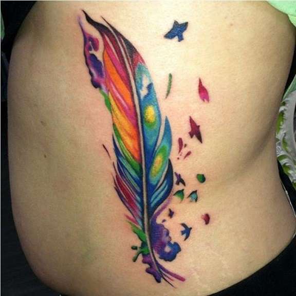 Tatuaje de pluma y aves multicolor