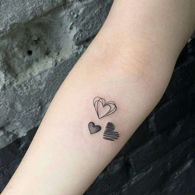 Tatuaje de corazones pequeños