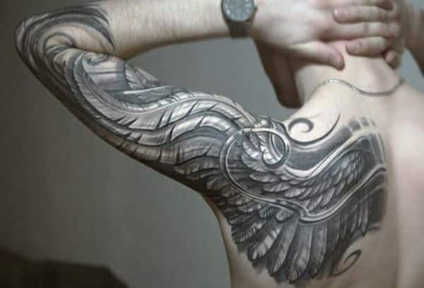 Tatuaje de plumas tipo manga