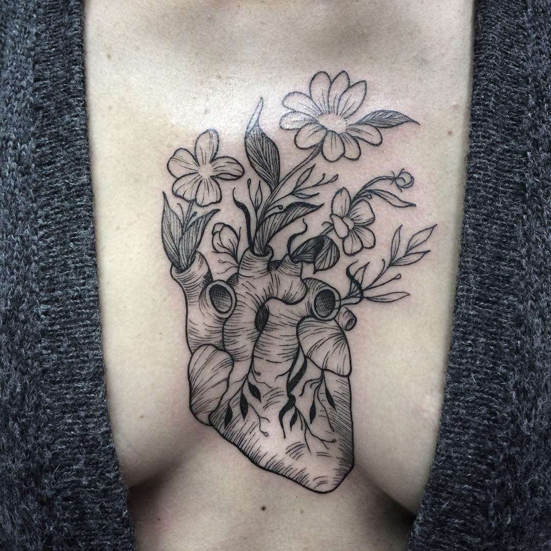 Tatuaje de corazón y flores