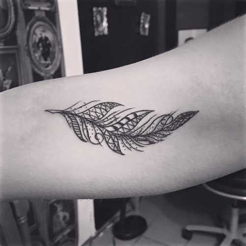 Tatuaje de pluma en el brazo