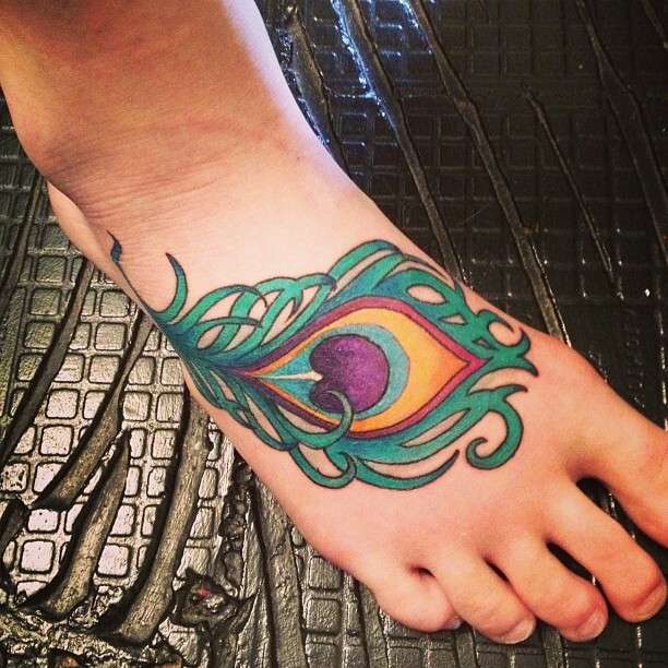 Tatuaje de pluma en el pie