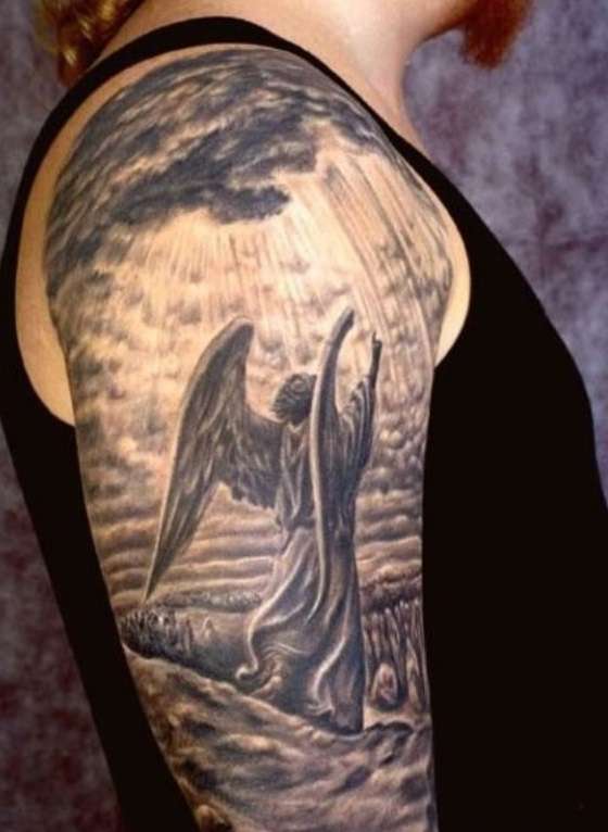 Tatuaje de ángel mirando al cielo