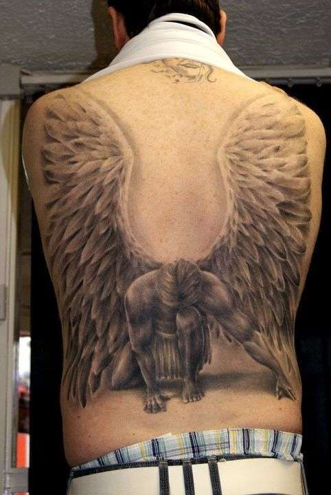 Tatuaje de ángel caído, en la espalda