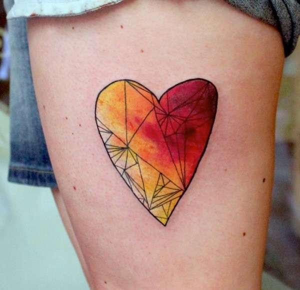 Tatuaje de corazón en rojo, naranja y amarillo
