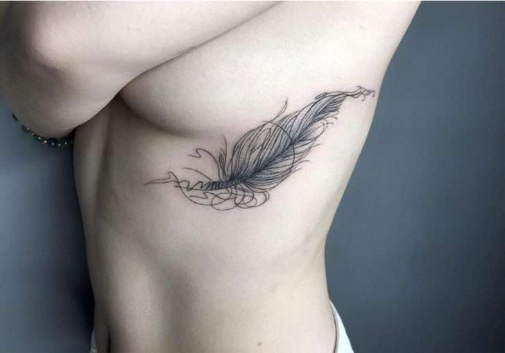 Tatuaje de pluma en las costillas
