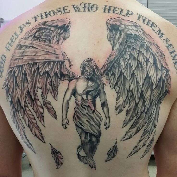Tatuaje de ángel con las alas rotas