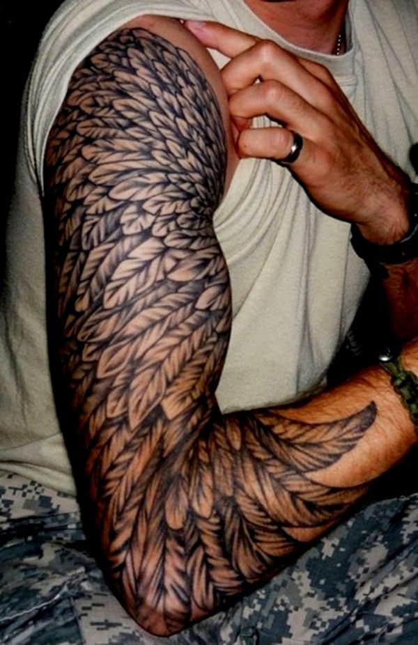 Tatuaje de plumas en todo el brazo