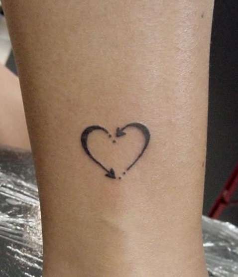 Tatuaje de corazón con flechas