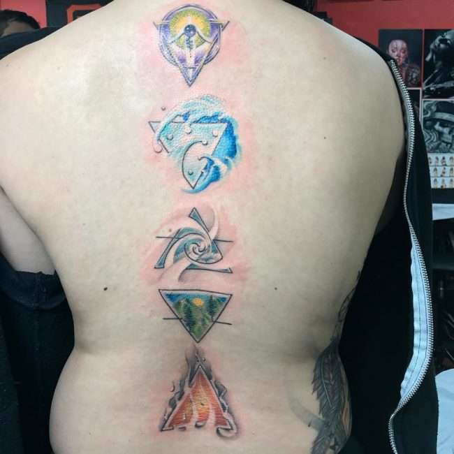 Tatuaje en la columna vertebral: símbolos con forma de triángulo