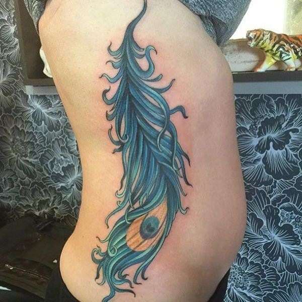 Tatuaje de pluma de pavo real en las costillas