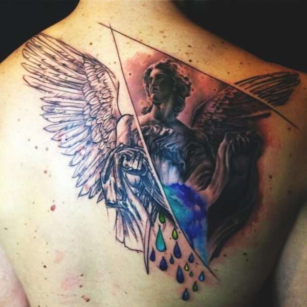 Tatuaje de ángel en la espalda con toques de color