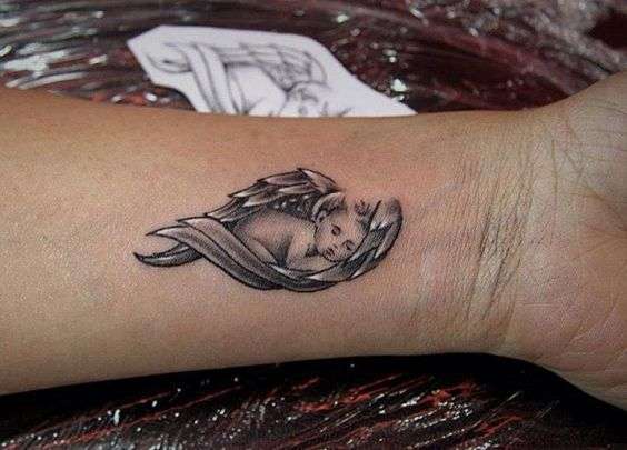 Tatuaje de ángel bebé dormido