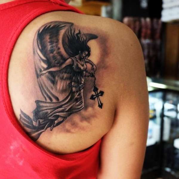 Tatuaje de ángel con un rosario