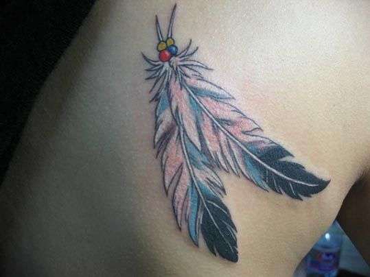 Tatuaje de plumas de águila