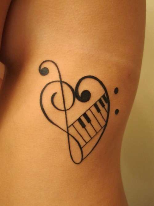 Tatuaje de corazón con claves musicales