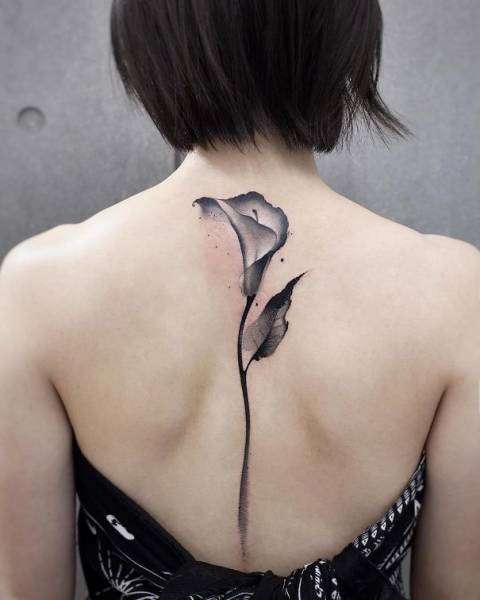 Tatuaje en la columna vertebral: flor en blanco y negro
