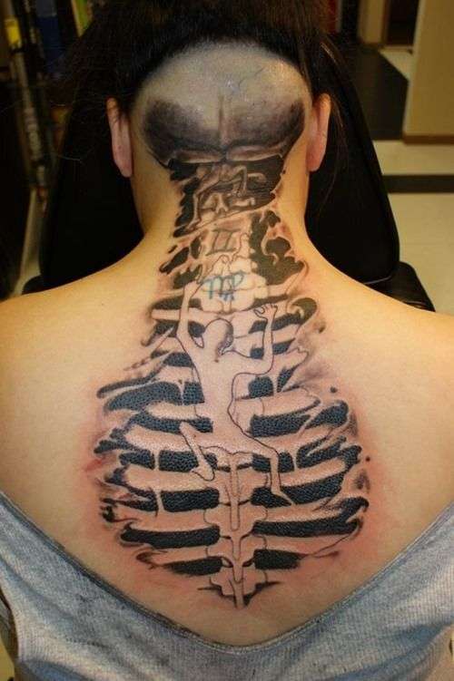 Tatuaje en la columna vertebral: huesos