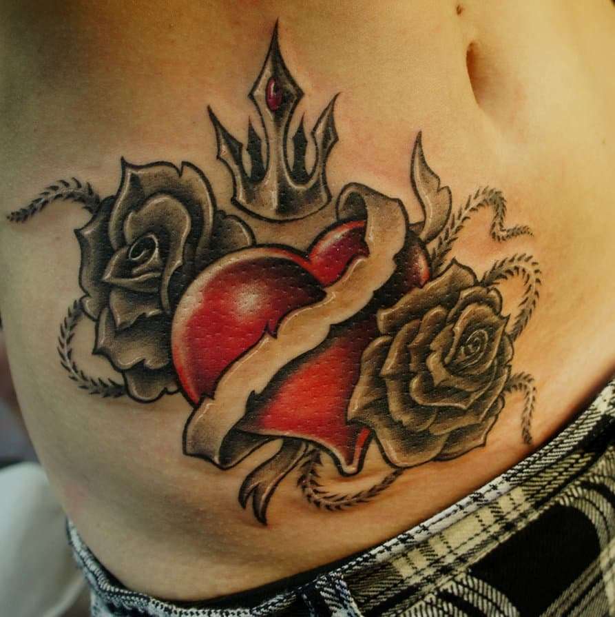 Tatuaje de corazón y rosas