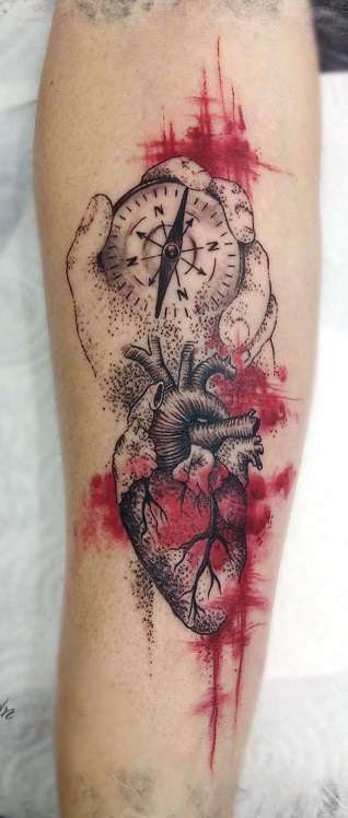 Tatuaje de corazón y brújula