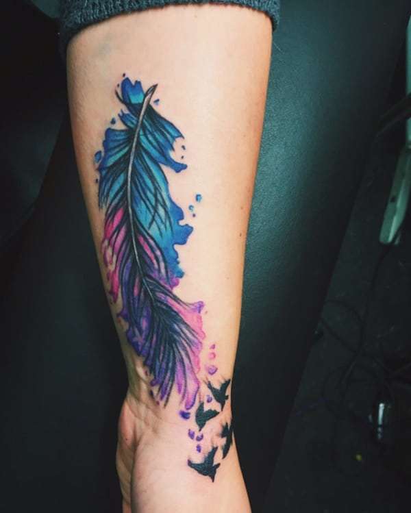 Tatuaje de pluma y aves en antebrazo