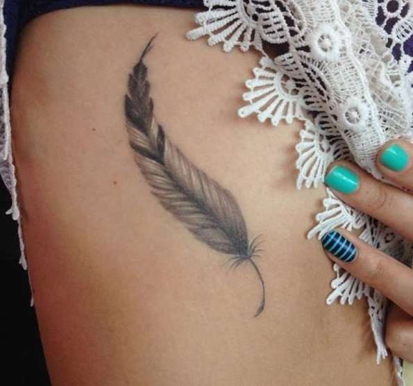 Tatuaje de pluma pequeña en lateral