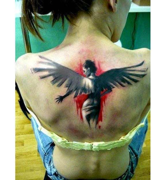 Tatuaje de ángel sobre color rojo