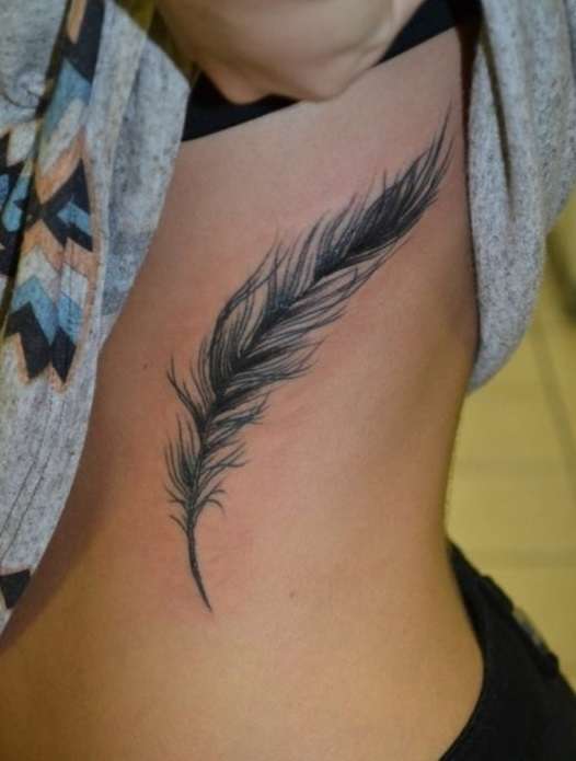 Tatuaje de pluma delicada en lateral