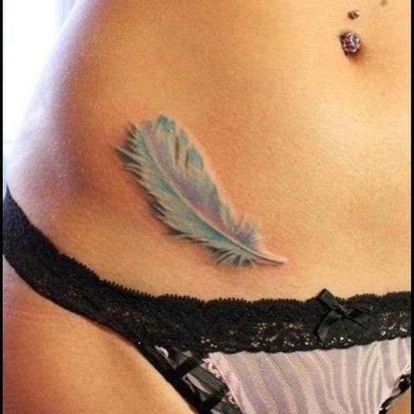 Tatuaje de pluma en la cadera