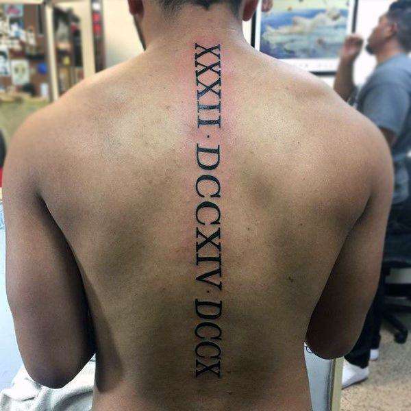 Tatuaje en la columna vertebral: números romanos
