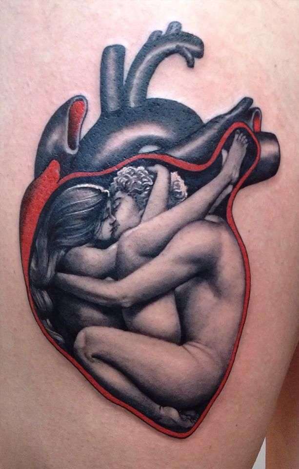 Tatuaje de corazón con pareja dentro