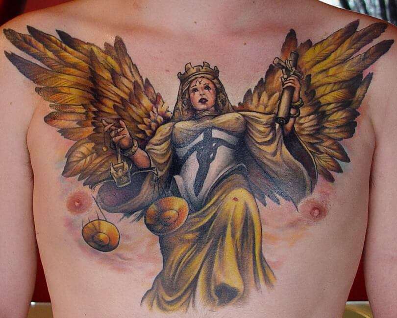 Tatuaje de ángel con espada y balanza