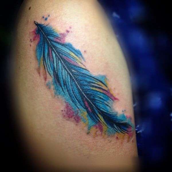Tatuaje de pluma azul