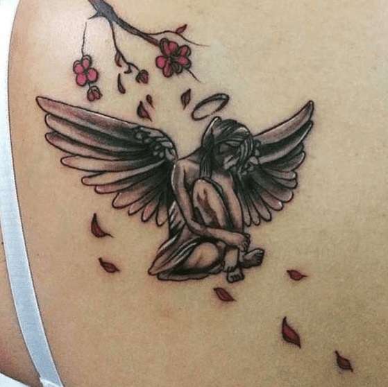 Tatuaje de ángel y flores de cerezo