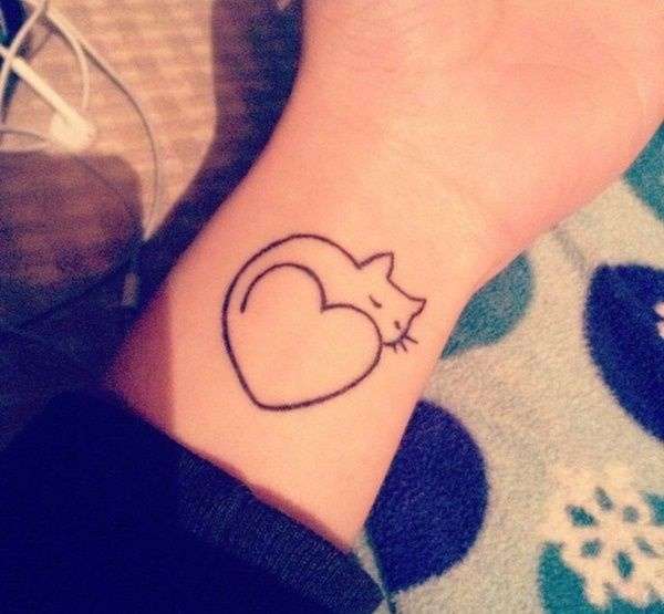 Tatuaje de corazón y gato