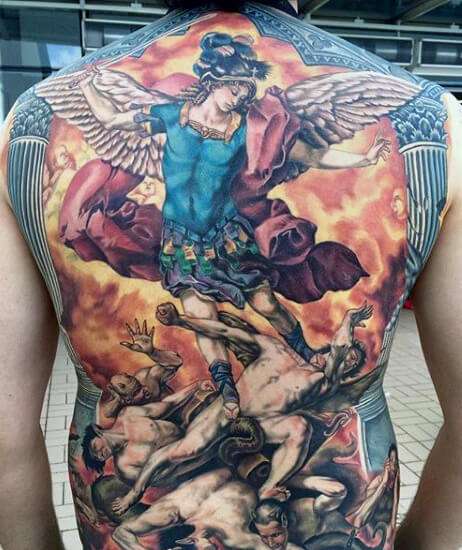 Tatuaje de arcángel Miguel en toda la espalda