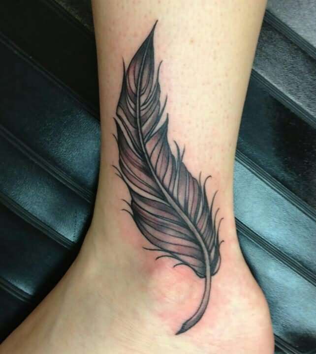 Tatuaje de pluma en el tobillo